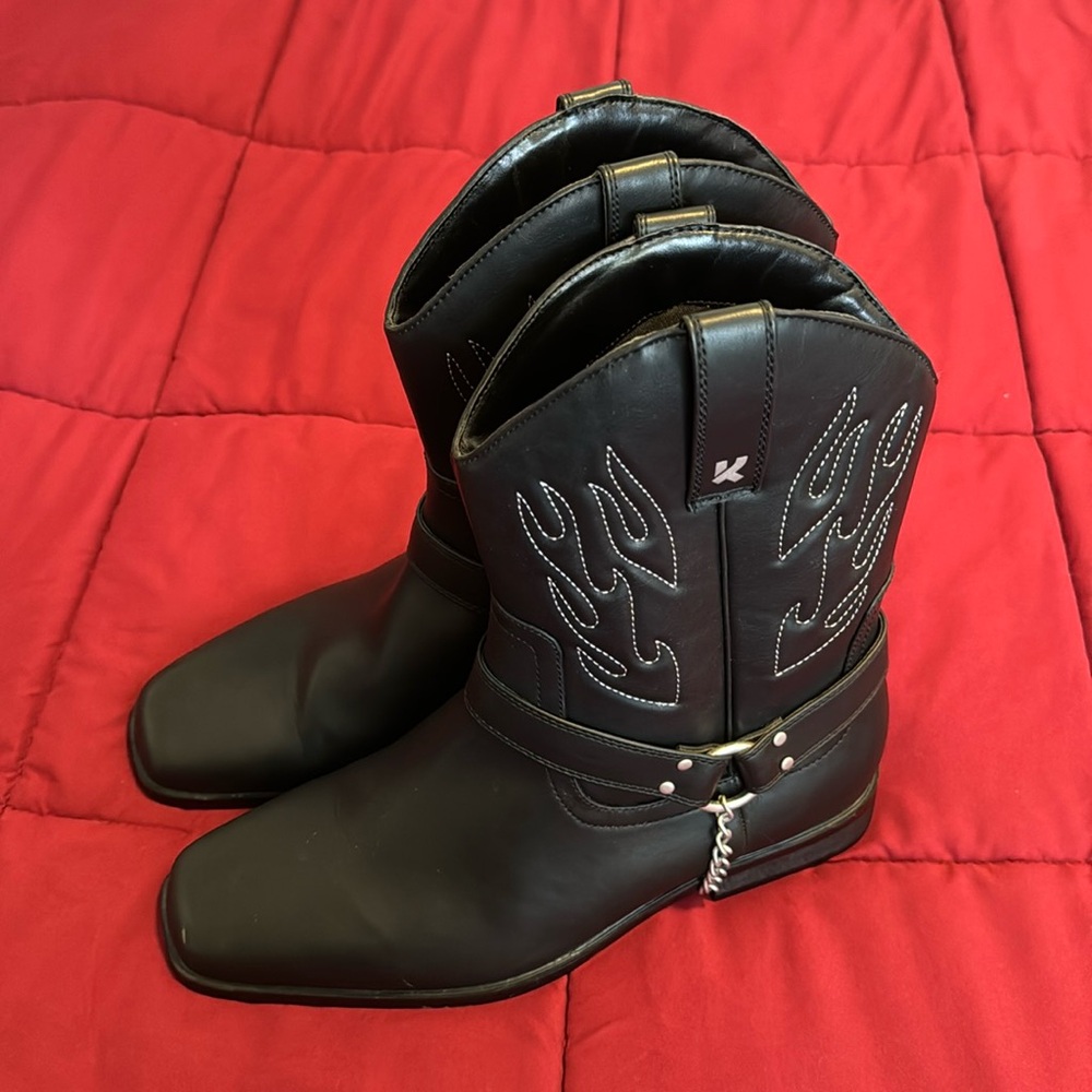 Koi boots